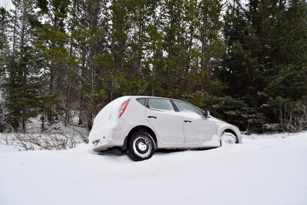 draußen, Fahrzeug, Landfahrzeug, Rad, Baum, Transport, Schnee, Reifen, Stadtauto, Fahrzeugtür, Autoteile, halten, Bedeckt, Auto, Winter