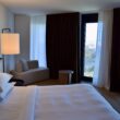 Im Haus, Wand, Inneneinrichtung, Kissen, Szene, Vorhang, Zimmer, Bettwäsche, Bettdecke, Leinenstoffe, Matratze, Fensterausstattung, Mobiliar, Bettbezug, Bettrahmen, Suite, Fensterabdeckung, Schlafzimmer, Bett, Boutique-Hotel, Nachttisch, Fenster, Lampenschirm, Fußboden, Boden, Hotel, Decke, Urlaub, Hotelzimmer, Unterkunft