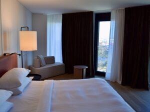 Im Haus, Wand, Inneneinrichtung, Kissen, Szene, Vorhang, Zimmer, Bettwäsche, Bettdecke, Leinenstoffe, Matratze, Fensterausstattung, Mobiliar, Bettbezug, Bettrahmen, Suite, Fensterabdeckung, Schlafzimmer, Bett, Boutique-Hotel, Nachttisch, Fenster, Lampenschirm, Fußboden, Boden, Hotel, Decke, Urlaub, Hotelzimmer, Unterkunft