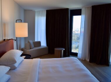 Im Haus, Wand, Inneneinrichtung, Kissen, Szene, Vorhang, Zimmer, Bettwäsche, Bettdecke, Leinenstoffe, Matratze, Fensterausstattung, Mobiliar, Bettbezug, Bettrahmen, Suite, Fensterabdeckung, Schlafzimmer, Bett, Boutique-Hotel, Nachttisch, Fenster, Lampenschirm, Fußboden, Boden, Hotel, Decke, Urlaub, Hotelzimmer, Unterkunft