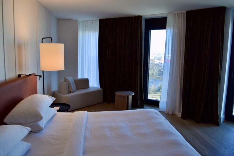 Im Haus, Wand, Inneneinrichtung, Kissen, Szene, Vorhang, Zimmer, Bettwäsche, Bettdecke, Leinenstoffe, Matratze, Fensterausstattung, Mobiliar, Bettbezug, Bettrahmen, Suite, Fensterabdeckung, Schlafzimmer, Bett, Boutique-Hotel, Nachttisch, Fenster, Lampenschirm, Fußboden, Boden, Hotel, Decke, Urlaub, Hotelzimmer, Unterkunft