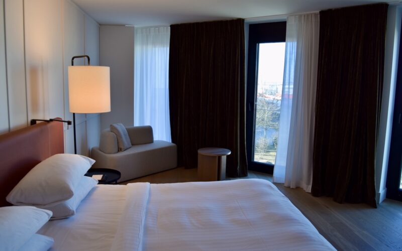 Im Haus, Wand, Inneneinrichtung, Kissen, Szene, Vorhang, Zimmer, Bettwäsche, Bettdecke, Leinenstoffe, Matratze, Fensterausstattung, Mobiliar, Bettbezug, Bettrahmen, Suite, Fensterabdeckung, Schlafzimmer, Bett, Boutique-Hotel, Nachttisch, Fenster, Lampenschirm, Fußboden, Boden, Hotel, Decke, Urlaub, Hotelzimmer, Unterkunft