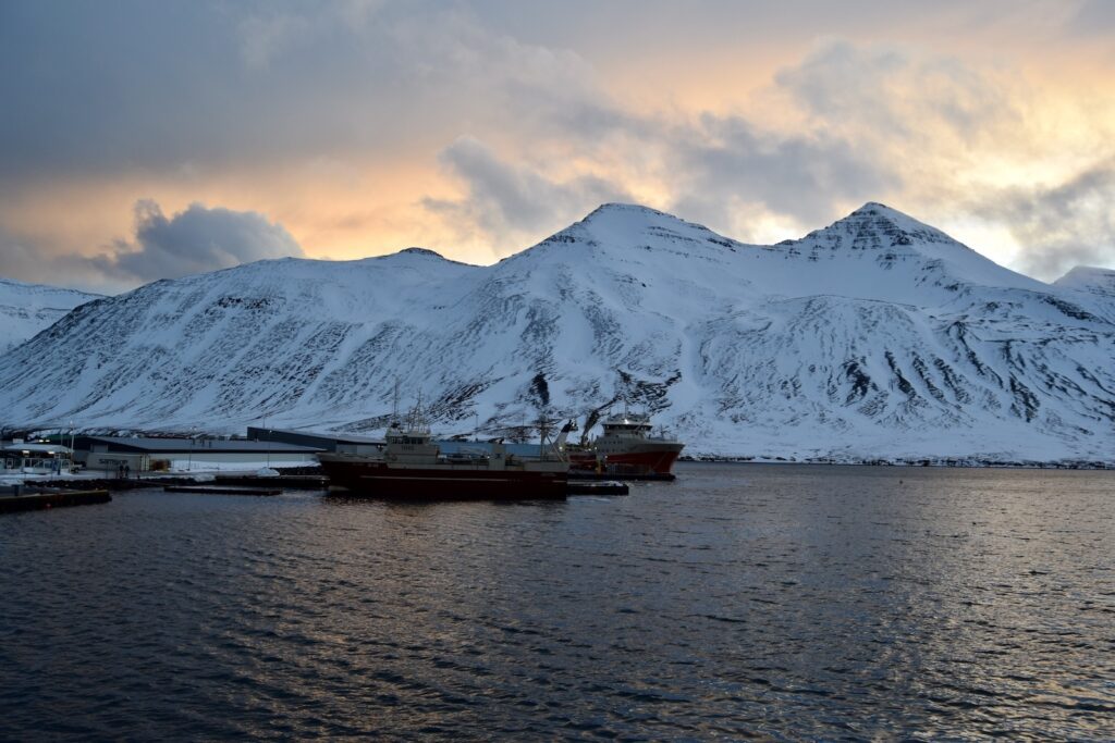 draußen, Wolke, Himmel, Wasser, Boot, Schiff, See, Landschaft, Berg, Wasserfahrzeug, Natur, Schnee, Glazialmorphologie, Winter