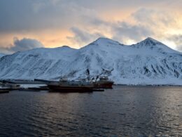 draußen, Wolke, Himmel, Wasser, Boot, Schiff, See, Landschaft, Berg, Wasserfahrzeug, Natur, Schnee, Glazialmorphologie, Winter
