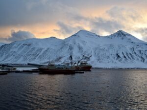 draußen, Wolke, Himmel, Wasser, Boot, Schiff, See, Landschaft, Berg, Wasserfahrzeug, Natur, Schnee, Glazialmorphologie, Winter