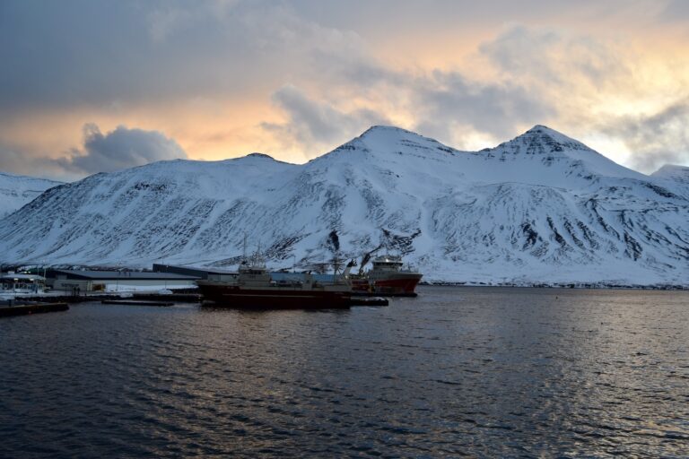draußen, Wolke, Himmel, Wasser, Boot, Schiff, See, Landschaft, Berg, Wasserfahrzeug, Natur, Schnee, Glazialmorphologie, Winter