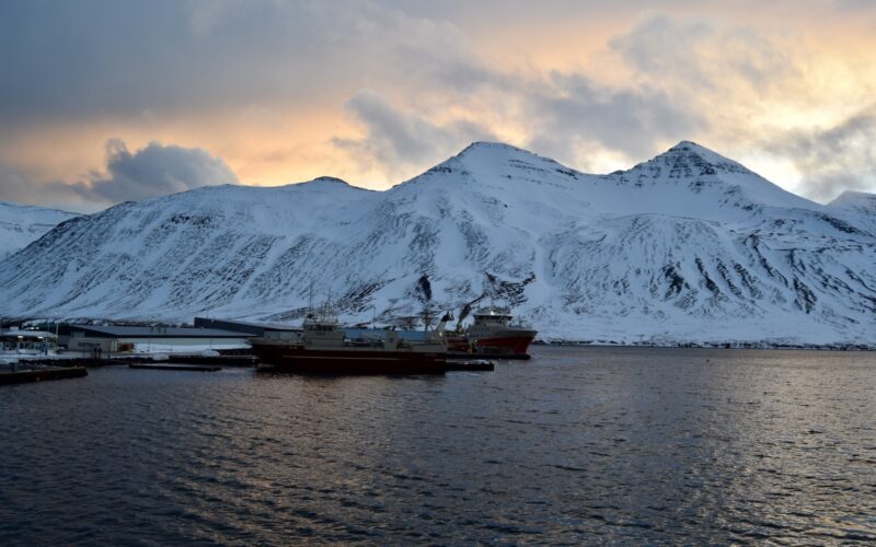 draußen, Wolke, Himmel, Wasser, Boot, Schiff, See, Landschaft, Berg, Wasserfahrzeug, Natur, Schnee, Glazialmorphologie, Winter