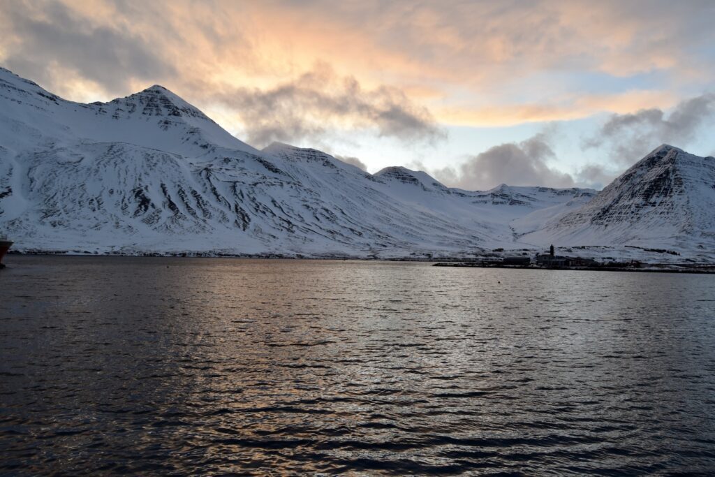 Natur, draußen, Himmel, Wolke, Landschaft, Wasser, Glazialmorphologie, Schnee, Winter, Gebirgszug, Gletschersee, Moräne, Gletscher, See, Berg