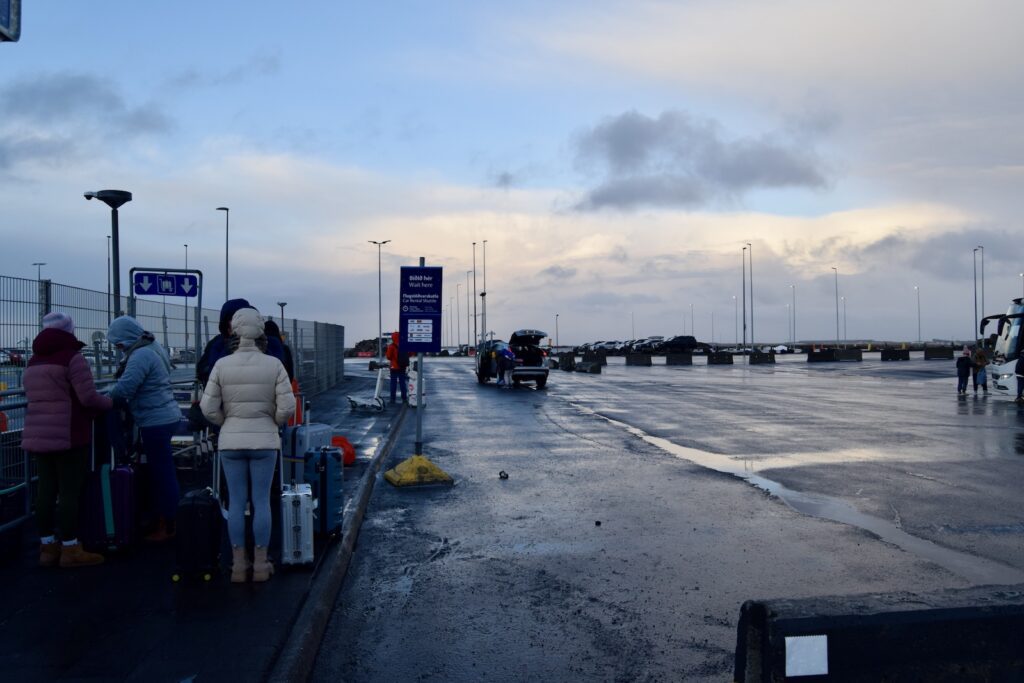 Himmel, draußen, Wolke, Auto, Straße, Fahrzeug, Person, Straßenbeleuchtung, Landfahrzeug, Menschen, Gelände, Straßenbelag, Reklametafel, stehend