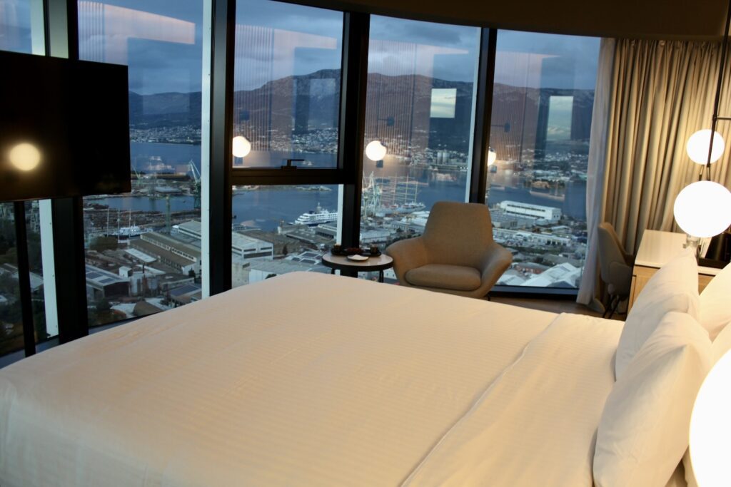Im Haus, Bett, Mobiliar, Zimmer, Inneneinrichtung, Kissen, Fenster, Gebäude, Leinenstoffe, Tisch, Wand, Bettdecke, Bettwäsche, Matratze, Bettbezug, Suite, Lampe, Penthouse, Lampenschirm, Boutique-Hotel, Bettrahmen, Schlafzimmer, Hotel, Groß, Spa