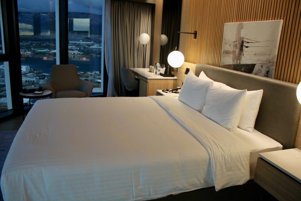 Im Haus, Mobiliar, Inneneinrichtung, Bettwäsche, Leinenstoffe, Bettdecke, Wand, Matratze, Bettbezug, Bettrahmen, Kissen, Suite, Boutique-Hotel, Bett, Nachttisch, Vorhang, Fensterausstattung, Lampenschirm, Fensterabdeckung, Fenster, Bettbehang, Zimmer, Hotel, Sofa, Schlafzimmer, Boden, Urlaub