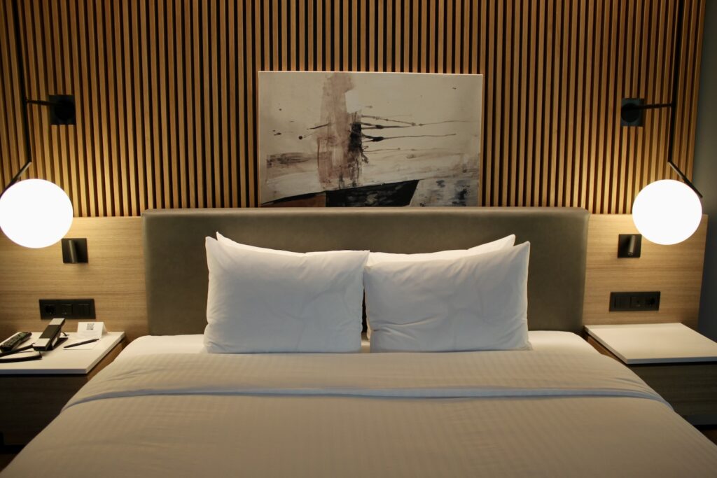 Im Haus, Wand, Inneneinrichtung, Mobiliar, Leinenstoffe, Bettwäsche, Bettdecke, Bettbezug, Kissen, Lampenschirm, Lampe, Matratze, Bettrahmen, Suite, Zimmer, Nachttisch, Boutique-Hotel, Bett, Sofa, Schlafzimmer, Hotel, Design