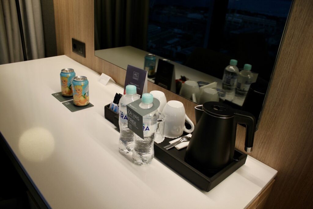 Im Haus, Flasche, Wand, Waschbecken, Tisch