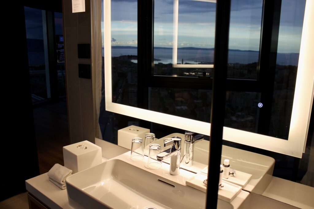 Badezimmer, Im Haus, Hahn, Installationszubehör, Fenster, Waschbecken, Badezimmerzubehör, Wand, Badewanne, Wasserleitung, Spiegel, Hotel