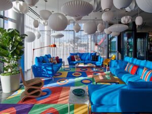 Mobiliar, Couch, Inneneinrichtung, Im Haus, Tisch, Vase, Studiocouch, Bettsofa, Zimmerpflanze, Majorelle Blue, Kaffeetisch, Blumentopf, Zimmer, Blau, Fenster, Boden, Pflanze