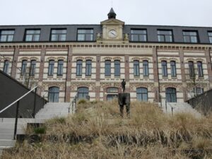 draußen, Fenster, Pflanze, Himmel, Gebäude, Gras, Fassade, Architektur, Regierungsgebäude, Groß, Stadt, Haus