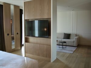 Im Haus, Wand, Inneneinrichtung, Möbel, Boden, Schrank, Haushaltsgerät, Fußboden, Mobiliar, Haus, Zimmer, Hartholz, Fernsehen, Schublade, Laminatboden, Bude, Holzboden, Eigentum, Sperrholz, Bett, Arbeitsfläche, Kommode, Kissen, Fenster, Decke, Küche, Wohnung, hölzern, Holz