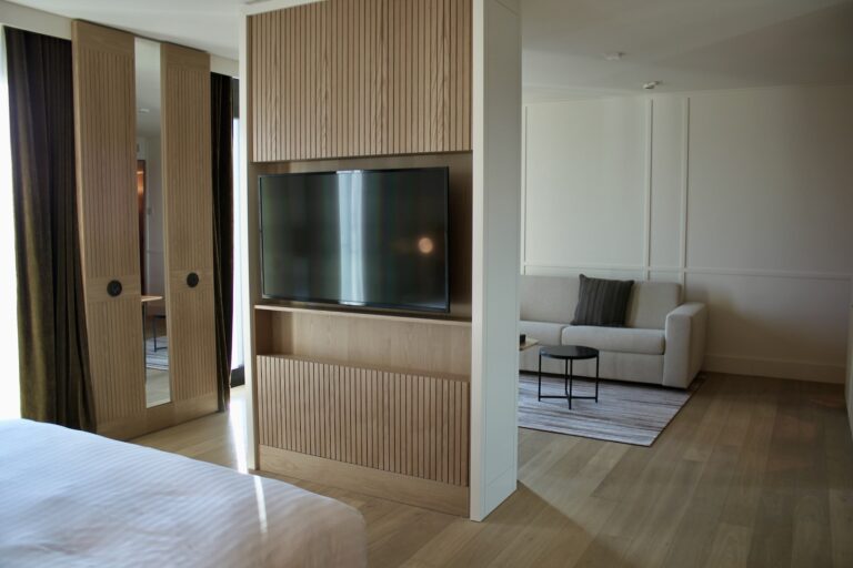 Im Haus, Wand, Inneneinrichtung, Möbel, Boden, Schrank, Haushaltsgerät, Fußboden, Mobiliar, Haus, Zimmer, Hartholz, Fernsehen, Schublade, Laminatboden, Bude, Holzboden, Eigentum, Sperrholz, Bett, Arbeitsfläche, Kommode, Kissen, Fenster, Decke, Küche, Wohnung, hölzern, Holz