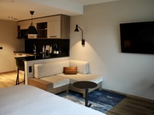 Im Haus, Wand, Zimmer, Inneneinrichtung, Szene, Mobiliar, Tisch, Boden, Haus, Bude, Möbel, Kissen, Bett, Kaffeetisch, Fernsehen, Fußboden, Decke, Hotel, Wohnung, Schlafzimmer, Design