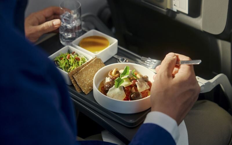 Person, Essen, Mahlzeit, Geschirr, Im Haus, Fastfood, Kochkunst, Mittagessen, Teller, Abendessen, Kleidung, Salat