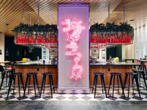 Mobiliar, Text, Stuhl, Esstisch, Bar, Tisch, Restaurant, Im Haus, Boden