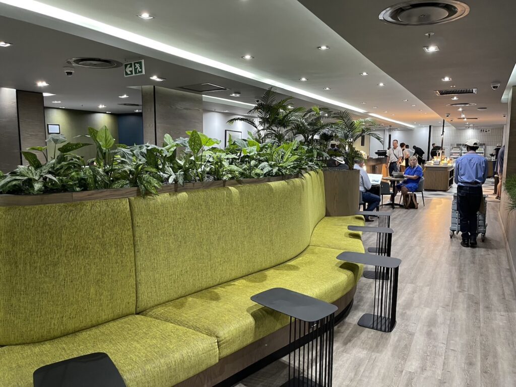 Mobiliar, Decke, Im Haus, Inneneinrichtung, Couch, Boden, Studiocouch, Stuhl, Wand, Empfangshalle, Zimmerpflanze, Tisch, Warteraum, Kaffeetisch, Armlehne, Zimmer, Pflanze, Lounge, Design