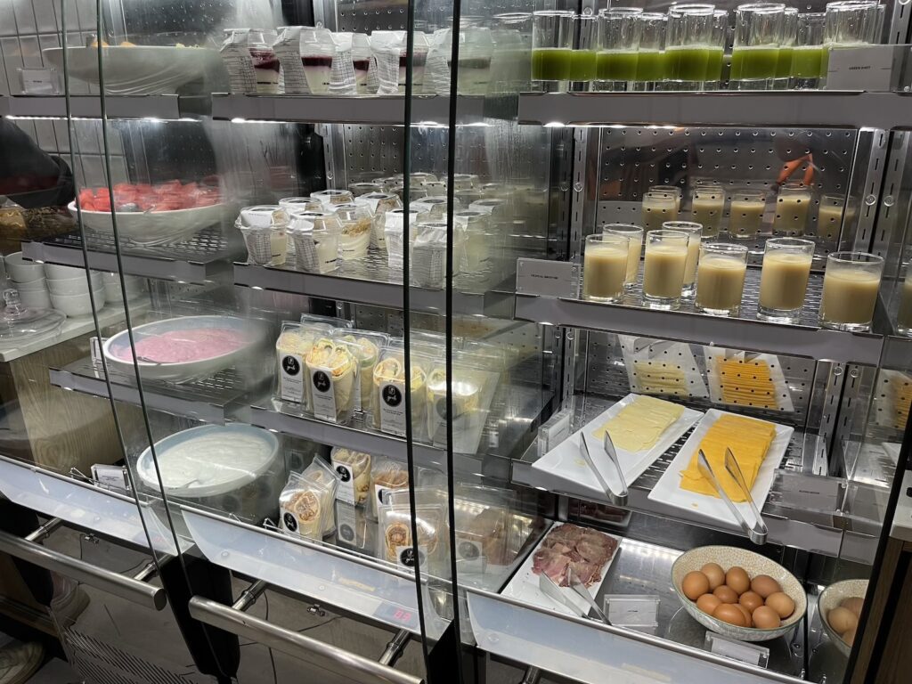 Display, Bäckerei, Snack, Geschäft, Fastfood, Im Haus, Nachspeise, Milchprodukte, Vitrine, Backwaren, Patisserie, Glas, Konditorware, Essen, Donut, Laden, Verschiedenes