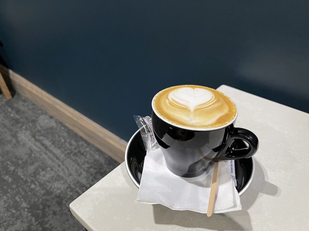 Kaffee, Essen, Kaffeetasse, Getränk, Serviergeschirr, Espresso, Koffein, Cappuccino, Milchkaffee, Kaffeemilch, Unterteller, Cuban espresso, Geschirr, Koffeinhaltiges Getränk, Café, Cortado, Caffè Macchiato, Instantkaffee, Henkelbecher, Trinkgefäß, Flat White, Tasse, Espressino, Küchenutensilien, Ristretto, Teetasse, Drink, Mocaccino, Kaffeeersatz, Tisch, Im Haus