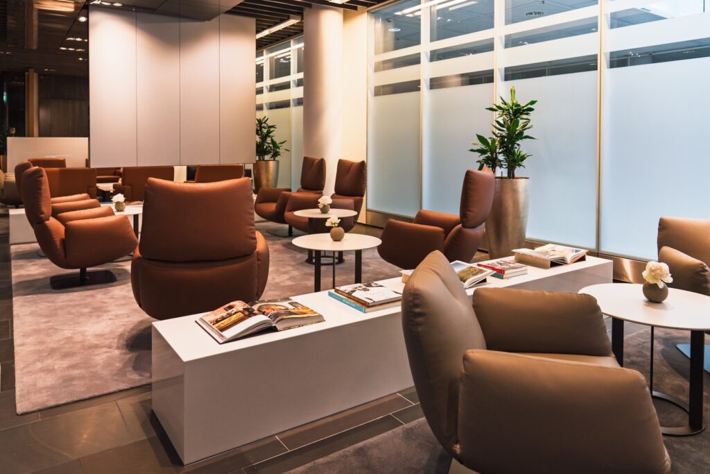 Mobiliar, Im Haus, Inneneinrichtung, Kaffeetisch, Couch, Studiocouch, Stuhl, Bettsofa, Armlehne, Wand, Vase, Boden, Kleines Sofa, Warteraum, Zimmer, Wohnzimmer, Tisch, Fenster, Hotel, Decke, Design