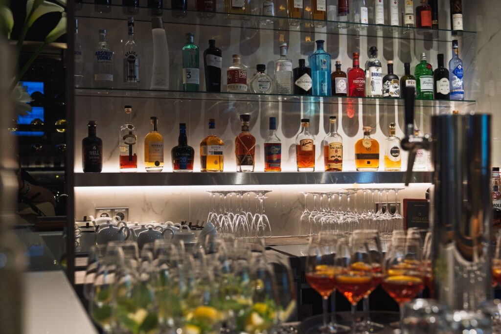 Drink, Alkoholisches Getränk, Barzubehör, Destilliertes Getränk, Glasflasche, Im Haus, Bar, Wein, Likör, Flasche, Spirituosengeschäft, Glas, Alkohol, Brille