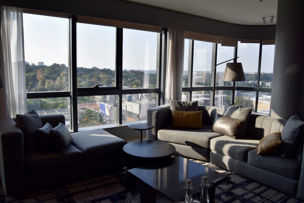 Fenster, Im Haus, Inneneinrichtung, Couch, Kaffeetisch, Studiocouch, Bettsofa, Kissen, Tisch, Armlehne, Kleines Sofa, Fensterausstattung, Bude, Penthouse, Zimmer, Fensterabdeckung, Haus, Boden, Wohnzimmer, Vase, Wand, Sofa, Mobiliar, Hotel