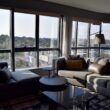 Fenster, Im Haus, Inneneinrichtung, Couch, Kaffeetisch, Studiocouch, Bettsofa, Kissen, Tisch, Armlehne, Kleines Sofa, Fensterausstattung, Bude, Penthouse, Zimmer, Fensterabdeckung, Haus, Boden, Wohnzimmer, Vase, Wand, Sofa, Mobiliar, Hotel