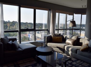 Fenster, Im Haus, Inneneinrichtung, Couch, Kaffeetisch, Studiocouch, Bettsofa, Kissen, Tisch, Armlehne, Kleines Sofa, Fensterausstattung, Bude, Penthouse, Zimmer, Fensterabdeckung, Haus, Boden, Wohnzimmer, Vase, Wand, Sofa, Mobiliar, Hotel