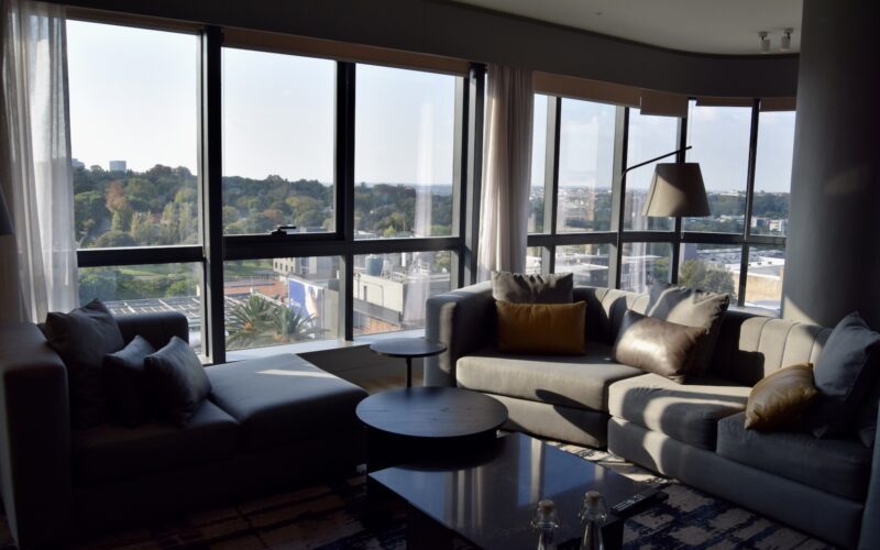 Fenster, Im Haus, Inneneinrichtung, Couch, Kaffeetisch, Studiocouch, Bettsofa, Kissen, Tisch, Armlehne, Kleines Sofa, Fensterausstattung, Bude, Penthouse, Zimmer, Fensterabdeckung, Haus, Boden, Wohnzimmer, Vase, Wand, Sofa, Mobiliar, Hotel
