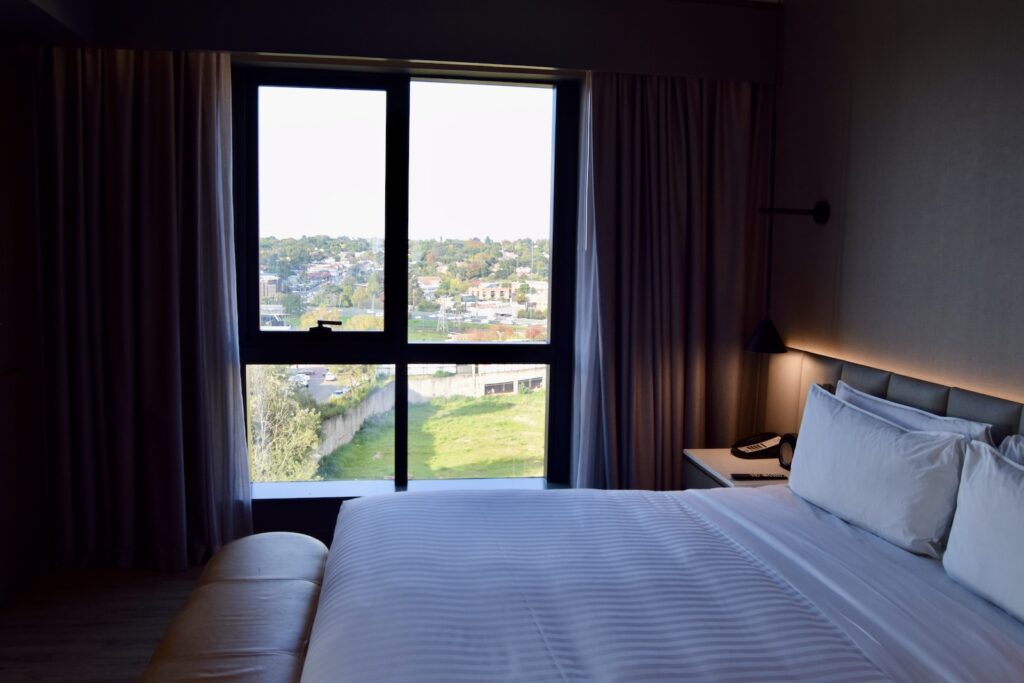 Im Haus, Vorhang, Wand, Hotel, Fenster, Inneneinrichtung, Bett, Leinenstoffe, Bettwäsche, Fensterausstattung, Bettdecke, Kissen, Matratze, Bettbezug, Fensterabdeckung, Bettrahmen, Haus, Suite, Boutique-Hotel, Schlafzimmer, Mobiliar, Zimmer, Groß, Boden, Urlaub