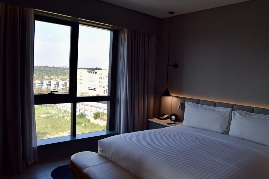 Im Haus, Wand, Fenster, Hotel, Inneneinrichtung, Kissen, Bettwäsche, Bett, Fensterausstattung, Bettdecke, Matratze, Leinenstoffe, Fensterabdeckung, Vorhang, Bettbezug, Bettrahmen, Haus, Mobiliar, Schlafzimmer, Suite, Zimmer, Boutique-Hotel, Jalousie, Boden, Urlaub