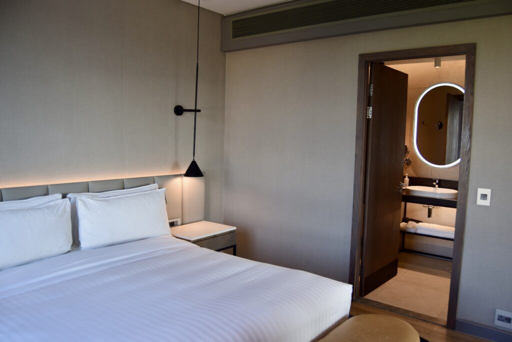 Im Haus, Wand, Hotel, Inneneinrichtung, Bettdecke, Bettwäsche, Bettrahmen, Matratze, Leinenstoffe, Kissen, Bettbezug, Mobiliar, Suite, Nachttisch, Spiegel, Boutique-Hotel, Tür, Zimmer, Schlafzimmer, Boden, Bett, Decke