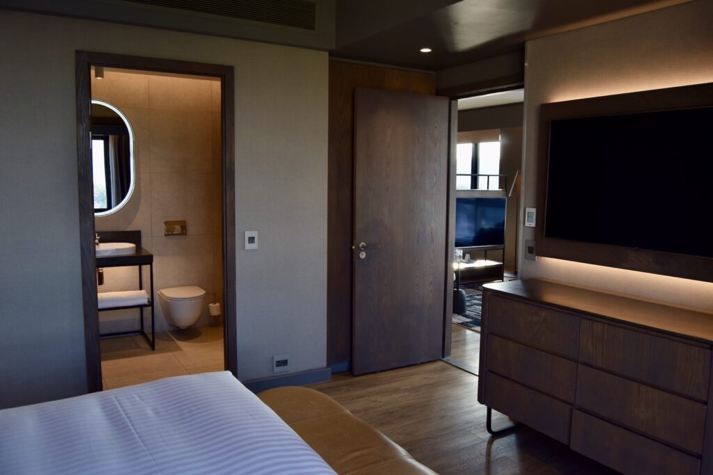 Im Haus, Wand, Inneneinrichtung, Hotel, Spiegel, Boden, Tür, Bett, Möbel, Fernsehen, Decke, Fußboden, Schrank, Mobiliar, Eigentum, Fenster, Zimmer