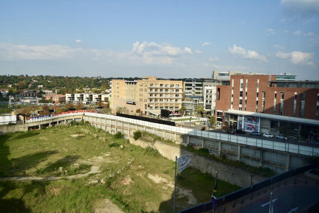 draußen, Himmel, Wolke, Gras, Baum, Städtebau, Haus, Gebäude, Stadt, Bahn, Reise, Fluss