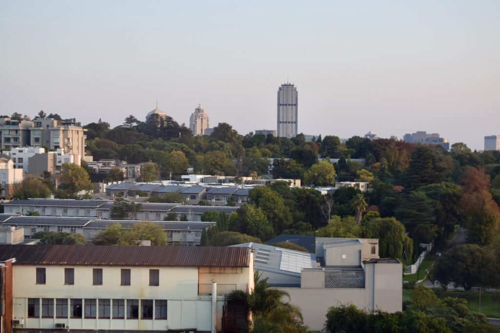draußen, Baum, Himmel, Gebäude, Wohnlage, Skyline, Vorort, Stadtgebiet, Fenster, Stadt, Hochhaus, Metropolregion, Wohnung, Haus, Reise