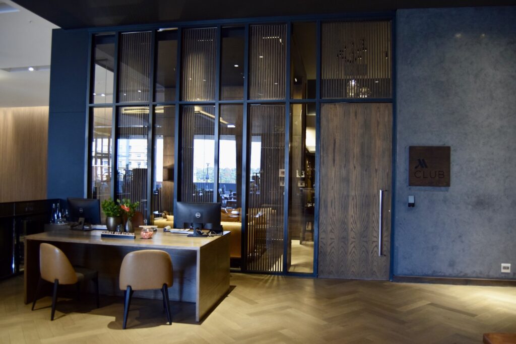 Im Haus, Mobiliar, Inneneinrichtung, Boden, Wand, Esstisch, Kaffeetisch, Tür, Fußboden, Vase, Möbel, Decke, Arbeitsfläche, Fenster, Tisch, Zimmer, Essen, Hotel, Küche, Stuhl, Restaurant