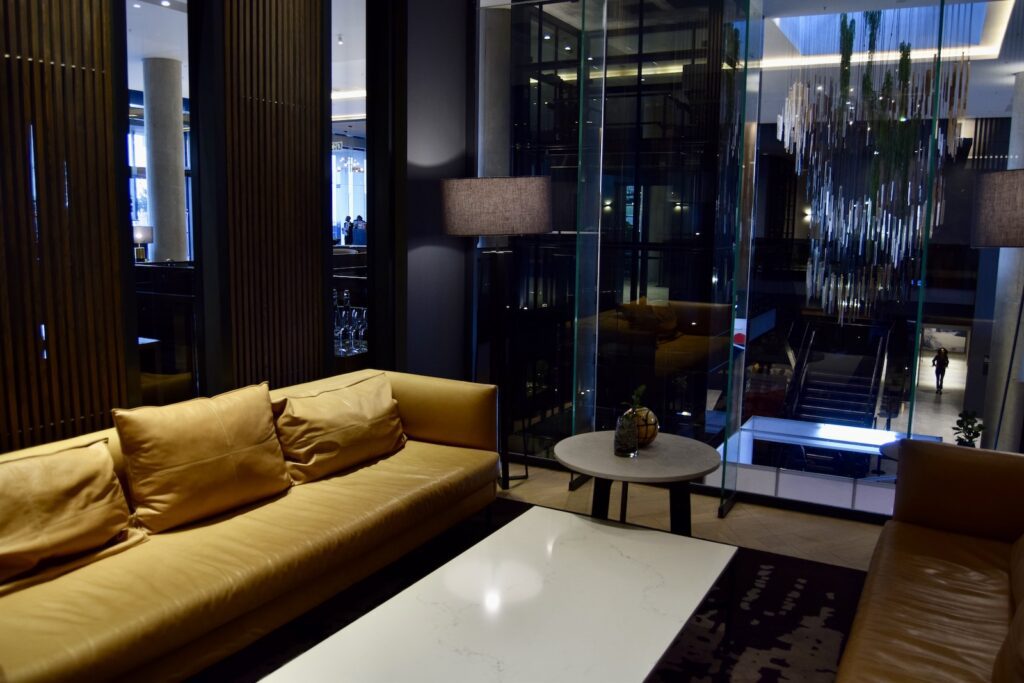 Im Haus, Mobiliar, Couch, Inneneinrichtung, Studiocouch, Tisch, Kaffeetisch, Bettsofa, Hotel, Vase, Kissen, Kleines Sofa, Armlehne, Fenster, Wand, Zimmer, Boden