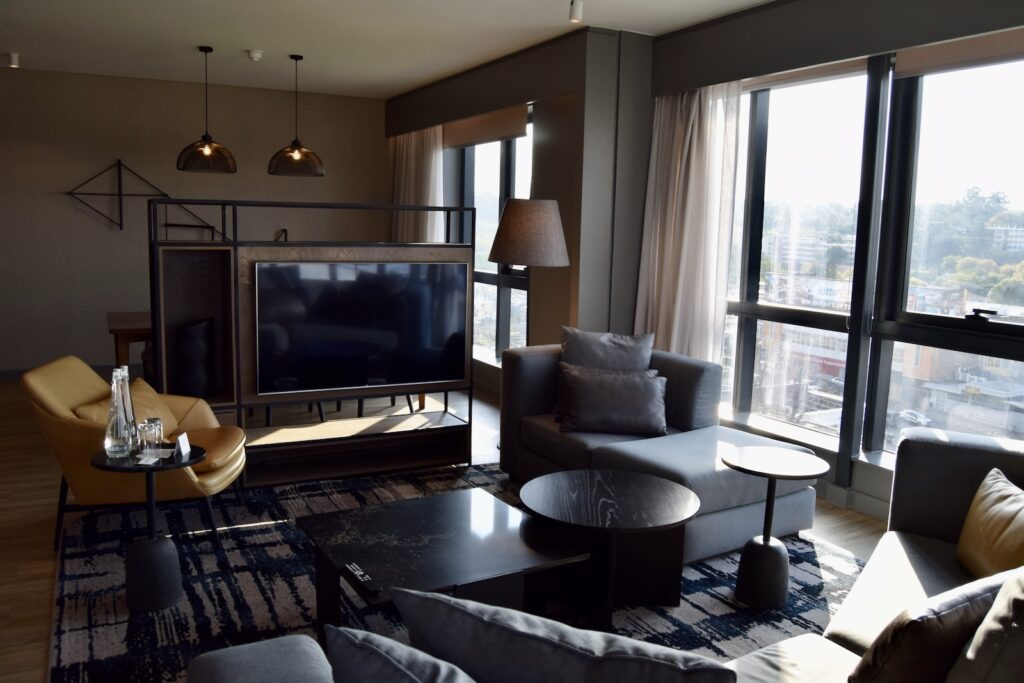 Im Haus, Wand, Inneneinrichtung, Couch, Wohnzimmer, Kaffeetisch, Fenster, Studiocouch, Bude, Bettsofa, Tisch, Kleines Sofa, Boden, Fernsehen, Haus, Stuhl, Armlehne, Kissen, Fensterausstattung, Kamin, Fensterabdeckung, Penthouse, Clubsessel, Zimmer, Decke, Mobiliar, Sofa