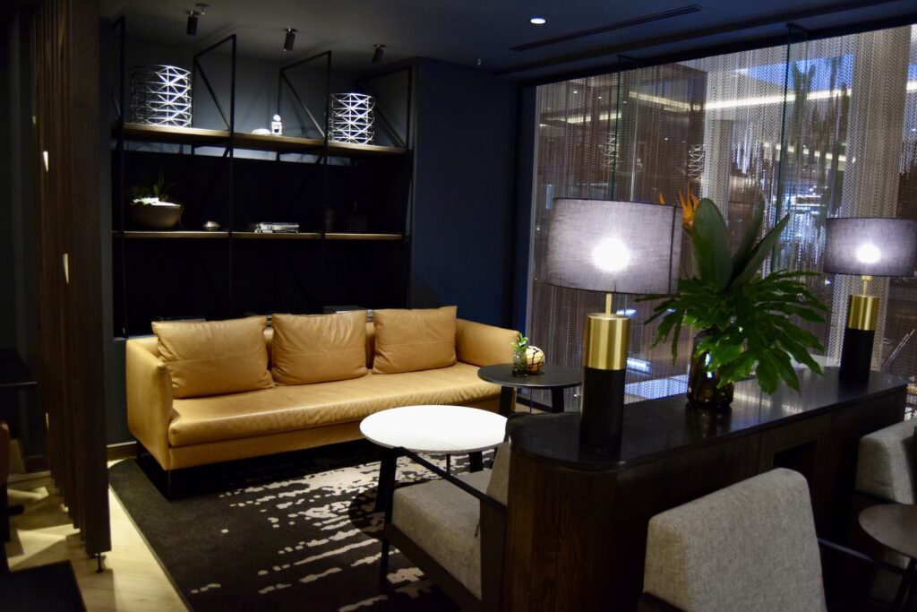 Im Haus, Inneneinrichtung, Mobiliar, Couch, Kaffeetisch, Studiocouch, Wand, Tisch, Fenster, Zimmer, Bettsofa, Vase, Boden, Kleines Sofa, Bude, Armlehne, Zimmerpflanze, Sofa, Hotel, Decke, Wohnzimmer, Lounge, Design