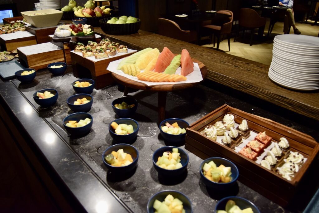 Mahlzeit, Im Haus, Essen, Kulinarik, Kochkunst, Snack, Delikatesse, Tisch, Platte, Geschirr, Teller, Abendessen, Fastfood, Cicchetti, Mittagessen, Tapas, Sushi, Buffet, Restaurant