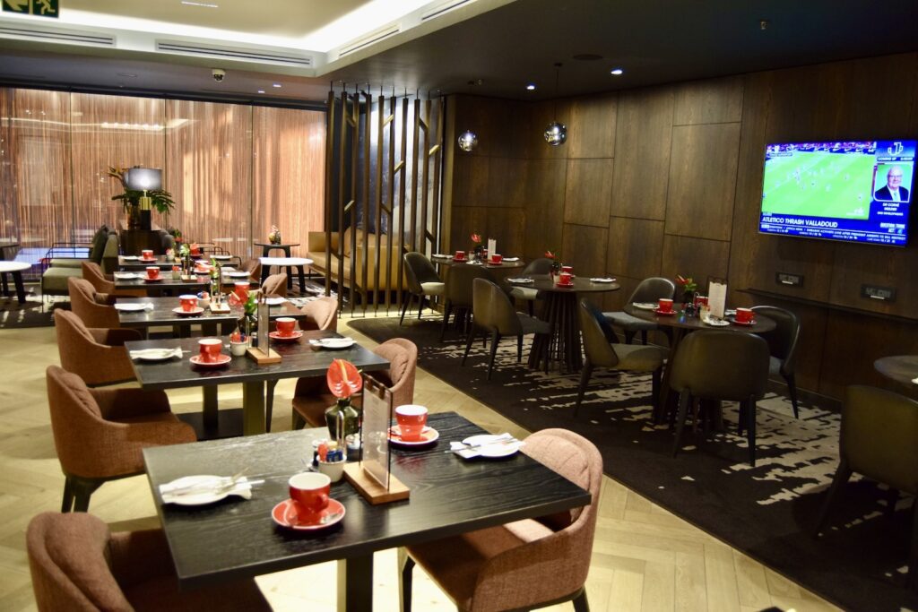 Im Haus, Mobiliar, Stuhl, Wand, Esstisch, Kaffeetisch, Restaurant, Inneneinrichtung, Decke, Boden, Zimmer, Fernsehen, Tisch, Hotel