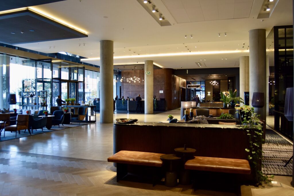 Im Haus, Mobiliar, Decke, Inneneinrichtung, Boden, Tisch, Empfangshalle, Wand, Couch, Stuhl, Kaffeetisch, Zimmerpflanze, Vase, Studiocouch, Zimmer, Deckenleuchte, Fußboden, Halle, Warteraum, Esstisch, Fenster, Hotel