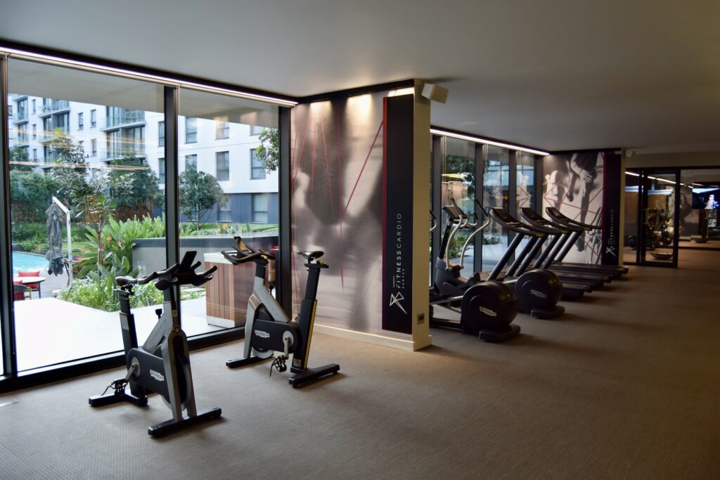 Im Haus, Trainingsausrüstung, Sporthalle, Laufband, Fußboden, Wand, Fenster, Trainingsgerät, Boden, Trainingsbank