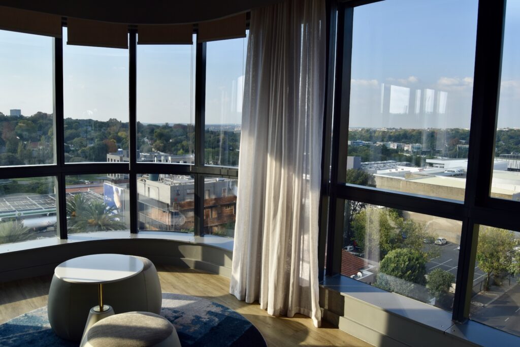 Fenster, Im Haus, Himmel, Gebäude, Kaffeetisch, Mobiliar, Tageslichtsysteme, Inneneinrichtung, Aussicht, Zimmer, Boden, Stadt, Hotel, draußen