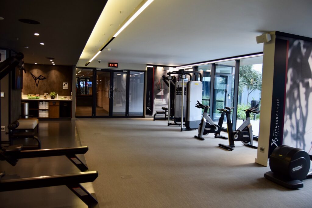 Trainingsausrüstung, Decke, Im Haus, Sporthalle, Fußboden, Boden, Wand, Gelände